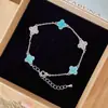 Pulsera de Flor de Trébol de Cuatro Hojas de Placa de Circonio Lujo Ligero Anillo de Mano de Gama Alta Nicho Único Exquisito Joyería de Mano