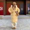 Casaco feminino de algodão com enchimento de plumas, comprimento médio, novo estilo inverno 2026, doce e macio, com gola grande de pelo, capuz e forro espesso para aquecimento, moderno