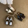 Sandálias de Tanga com Fivela de Metal Retro Francesa para Mulheres 2026 Novas Sapatos de Praia Slip-On de Solado Grosso de Nicho para Uso no Verão
