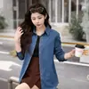 Foto Real # Camisa Jeans Macia Azul Profundo Antienrolamento para Mulheres, Adequada para Camadas, Camisa de Manga Longa para Figuras Baixas, Top com Caimento Normal nos Ombros.