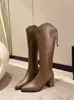 Botas de montaria femininas estilo francês com salto grosso, corte em V, cano alto, couro sintético, zíper nas costas, bico fino, salto médio 2026, botas elegantes e que afinam a silhueta de cano alto