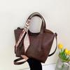 Bolsa Balde Portátil Estilo Coreano 2025 Nova Bolsa Transversal de Ombro Elegante de Alta Qualidade para Mulheres Bolsa Tote Simples e Moderna