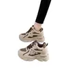 Zapatos planos de plataforma para aumentar la altura, nueva colección otoño 2026, zapatillas gruesas de cuero populares, zapatillas deportivas casuales para mujeres bajitas