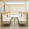 Asientos de cabina tapizados blancos modernos de lujo ligero para restaurante comercial, mesa de pizarra, sofá doble, asientos de cabina tejidos de ratán de diseño nórdico