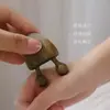 Raspador de Nariz Criativo Feito de Sândalo Vermelho de Folha Pequena e Madeira de Cedro, Pequeno Bastão de Massagem em Formato de Coelho para Levantar a Mandíbula, Pressionar as Têmporas e Massagem de Pontos de Acupuntura, Presente