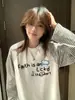Camiseta de Manga Larga para Mujer con Estampado de Letras tipo Graffiti Japonés, Bloques de Color y Rayas, Nueva Holgada Casual de Cuello Redondo para Primavera y Otoño