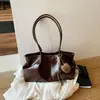 Bolsa tote grande estilo retrô transfronteiriça para mulheres, novo design casual, grande capacidade, adequada para o dia a dia, cor sólida com pingente, pode ser carregada como bolsa de ombro ou bolsa transversal