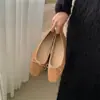 Sapatos de salto único de veludo vintage estilo francês para mulheres, novo modelo 2024, sapatos delicados estilo vovó com bico quadrado e solas macias