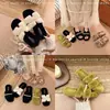 Chinelos versáteis e não cansativos, adequados para uso externo, sapatos femininos de pérolas, estilo Chanel, novos, peludos, confortáveis, para mulheres, outono e inverno, sola grossa, que aumentam a altura