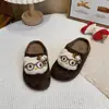 Pantuflas de Felpa de Dibujos Animados de Moda para Niñas 2026 de Punta Cerrada Versátiles Casuales para Exteriores Decoración de Perlas Pantuflas de Algodón