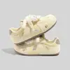 Tênis Brancos Casuais com Cadarço Bordado de Gatinho Fofo para Mulheres 2026 Outono Novos Estilosos Versáteis Planos Sapatos de Treino Alemães