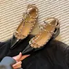 2025 Nuevos Tacones de Cuña con Punta Aguda y Remaches de Diseño de Nicho para Mujer con Tira Cruzada Estilo Retro Zapatos de Tacón Alto para Viajar al Trabajo