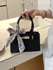 Bolso de Mano con Patrón de Cocodrilo 2026 Primavera Nuevo Nicho de Alto Valor Bolso de Hombro Cruzado Gran Capacidad Bolso Cuadrado Pequeño Simple