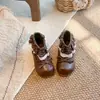 Botas de Cano Curto com Cadarço Florais Doces Estilo Mori para Meninas 2026 Novo Estilo Outono/Inverno Solado Macio Zíper Lateral Acabamento em Renda Botas Curtas Princesa