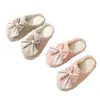 Chinelos de Algodão com Laço Transfronteiriço Sola Grossa Doce Laço Pelúcia Chinelos Femininos Outono e Inverno Fofos Chinelos de Algodão Pelúcia Inverno