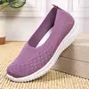 Sapatos baixos femininos trançados estilo Velho Pequim 2025, sapatos de calçar fácil para mães de meia-idade e idosas, respiráveis para primavera, outono e verão