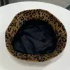 Sombrero de Cubo con Cordón Estampado de Leopardo en Patchwork de Gamuza para Mujer Otoño Invierno Retro Viento Frío Protección Auditiva Cálido