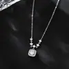 Collar de terrón de azúcar cuadrado brillante para mujer, con un colgante de circonita cúbica, un diseño ligero y lujoso con una estética única y de alta gama, una cadena de clavícula versátil, disponible para envío directo