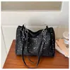Outono Inverno 2026 Bolsa Balde Versátil Fresca com Corrente Bolsa de Ombro Único Moda Simples para o Dia a Dia Bolsa de Axila Estilo Coreano Bolsa de Tecido Feminina