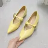 Zapatos de mujer amarillos de punta fina, nuevo estilo primavera-verano 2026, escotados, de tacón bajo, adecuados para combinar con faldas, hermosos zapatos Mary Jane de mujer estilo coreano