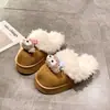 Pantuflas de personaje de dibujos animados de invierno, nuevo estilo 2026, zapatos de algodón engrosados para mujer, fáciles de poner, lindas, cómodas, a la moda y con forro de felpa