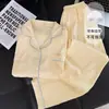 Pijama a cuadros amarillo y blanco con encaje azul para mujer, hecho de algodón nube, corte holgado, talla grande, con botones rojos, cuello de solapa, mangas largas y pantalones largos, conjunto de ropa para el hogar