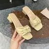 Sandalias de mujer con tacón grueso, punta cuadrada y plisados, nuevo diseño de cuento de hadas estilo coreano para el verano de 2026, sandalias de punta abierta, un estilo popular