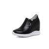 Tênis Branco Estilo Novo Primavera 2026 com Aumento de Altura Oculto, Sapatos Casuais Versáteis de Moda de Nicho, Mocassins de Salto Plataforma Slip-On