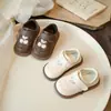Zapatos de cuero de suela blanda para niñas, nueva colección primavera/otoño 2026, zapatos de princesa modernos y versátiles para niños, adecuados para niños pequeños y mayores, con diseño estilo chino