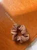 Color Café con Leche Otoño e Invierno Tela Patrón Retro Goma para el Pelo para Mujer Coleta Alta Goma para el Pelo Accesorio para el Cabello de Cuero