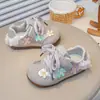 Sapatos Casuais Doces Infantis 2026 Primavera Novo Estilo com Decoração Floral para Meninas Pequenas, Tênis Confortáveis com Solado Macio