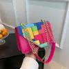 Bolsa pequena de corrente estilo ocidental fresca popular deste ano para mulheres 2024 primavera nova moda cor contrastante bolsa transversal pequena quadrada