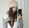 Gorro Tejido Jacquard con Letras Americanas Retro para Mujer 2026 Otoño Invierno Cálido Protección para los Oídos Cubre Cabeza Transpirable Gorro para el Frío