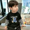 Camiseta de manga larga para niño, nuevo modelo primavera y otoño 2026, top de algodón puro para niños, capa interior para niños mayores, camiseta base de imitación de dos piezas