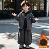 Conjunto de ropa de invierno para niños 2026 nuevo elegante bebé otoño e invierno chaqueta a cuadros conjunto de tres piezas ropa de invierno para niños