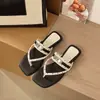 Chanclas con Clip para Mujer, Sandalias de Exterior, Pantuflas de Playa de Dedo Bajo con Lunares, Nuevo Estilo de Vacaciones Verano 2026