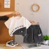Conjunto de Verão para Meninos 2026 Novo Estilo Coreano Conjunto de Duas Peças com Manga Curta e Shorts para Crianças, Moda de Verão Fina para Bebês