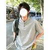 Camiseta Masculina de Verão Estilo Americano com Bordado, Gola Henley, Manga Curta, Design Cleanfit, Para Casal, Manga Meia