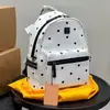 Nova Mochila da Marca m para Homens e Mulheres, Rebites Laterais, Mochila Escolar para Estudantes, Bolsa Pequena Versátil de Ombro Cruzado Tendência