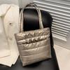 Bolso de mano de mujer estilo coreano de color sólido con línea de costura de gran capacidad y acolchado de algodón para invierno de 2023.