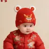 Chapéu de Ano Novo de Inverno para Bebê Chapéu de Lã Quente Tricotado Festivo Vermelho para Bebês Pequenos Chapéu com Proteção para as Orelhas Infantil