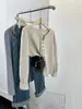 Suéter de punto de cuello en V color albaricoque, hombro normal, corte recto para mujer, nuevo estilo otoño e invierno 2026, top de punto para mujeres petite, se puede usar como capa interior o solo