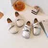 Elegantes zapatos Mary Jane de cuero con correa cruzada estilo coreano para niñas, nuevo modelo primavera y otoño 2026, versátiles zapatos de princesa de suela blanda para niños mayores
