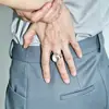 Anel simples de cristal branco transparente estilo coreano, moderno e elegante, design de nicho de alta qualidade, anel aberto personalizável para mulheres