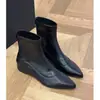 Primer encuentro: Botines versátiles, elegantes y que estilizan la figura para mujer, con un estilo retro británico, diseño cómodo en la punta y perfectos para figuras petite.