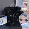 Camiseta Chic de Manga Corta con Cuello en V Estilo Coreano para Mujer, Nuevo Diseño Verano 2026, Top Corto de Pedrería Resistente de Nicho, Moderno