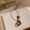 Collar rectangular de resina con cordón de cuero, estilo étnico vintage, cadena de cordón de cuero con un diseño único, accesorio de nicho de lujo ligero para mujer con un toque de alta gama