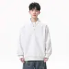Moletom com gola alta parcial estilo Hong Kong para homens, apresentando um corte sofisticado e solto, zíper, mangas compridas, gola alta e design de puxar, adequado como uma peça externa esportiva.