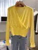 Camisa base de malha sexy com decote em V para afinar a cintura feminina, suéter estiloso e versátil para outono e inverno, blusa de manga comprida para usar por dentro ou por fora
