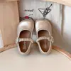 Zapatos de piel para niños 2026 otoño nuevo estilo coreano zapatos de princesa para niñas, zapatos planos cómodos de suela blanda para niñas pequeñas
